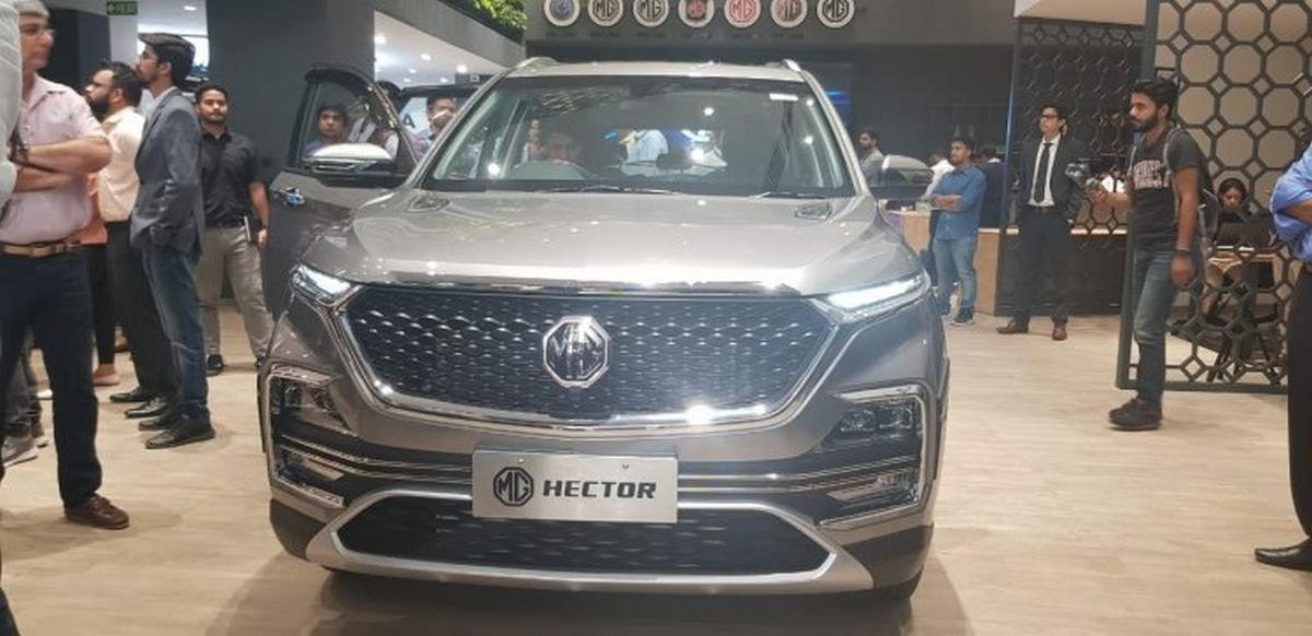 mg hector suv silver colour front angle