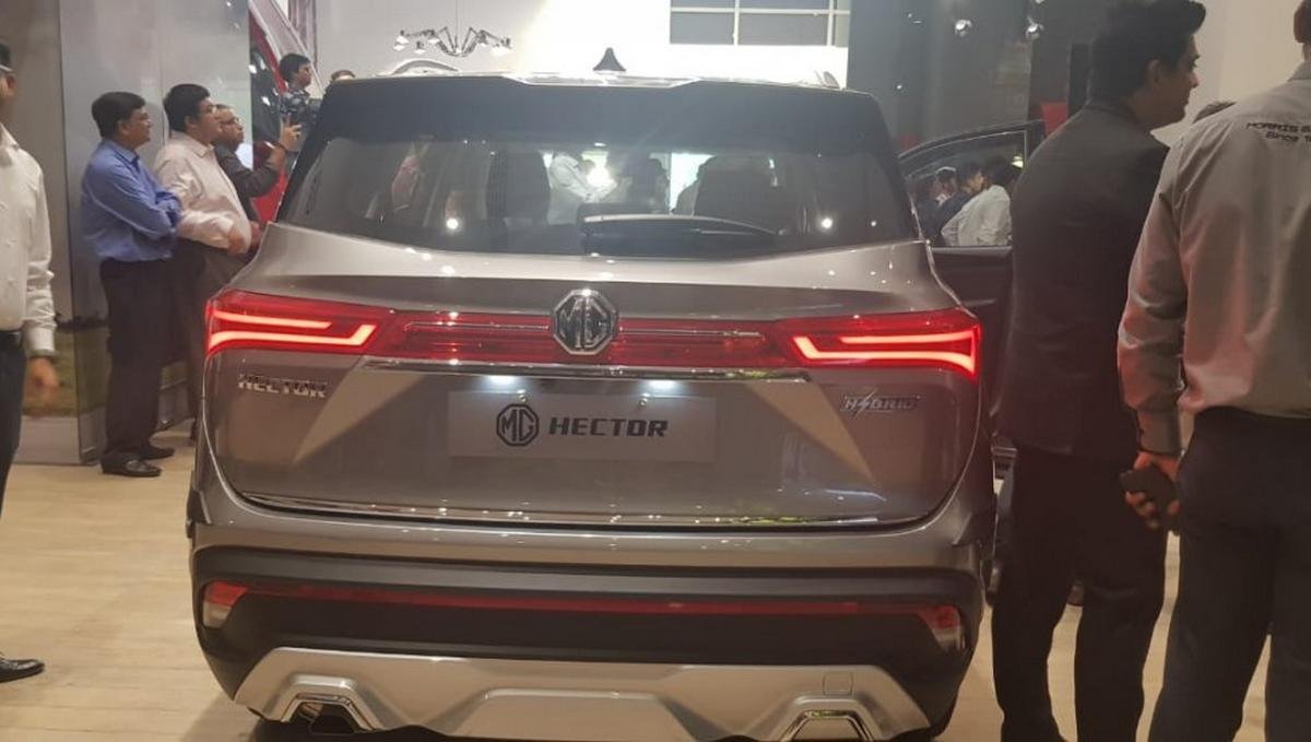 mg hector silver rear angle