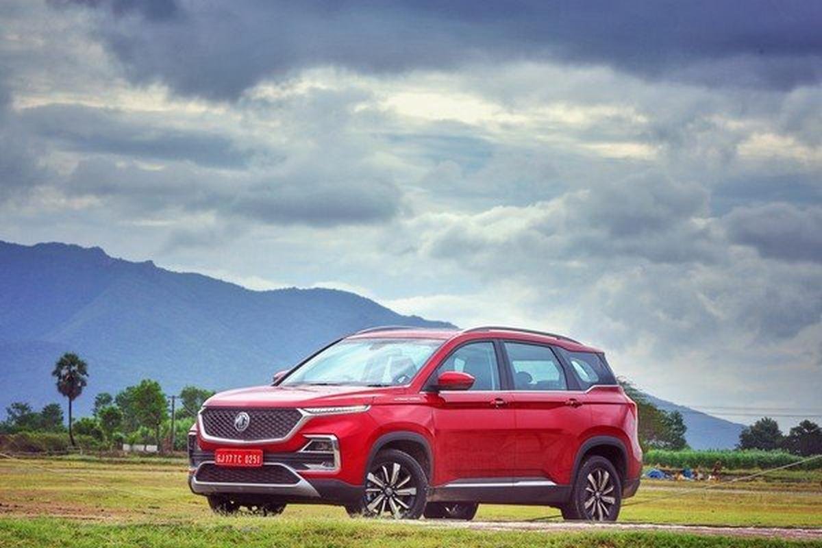 mg hector red colour front three quarters