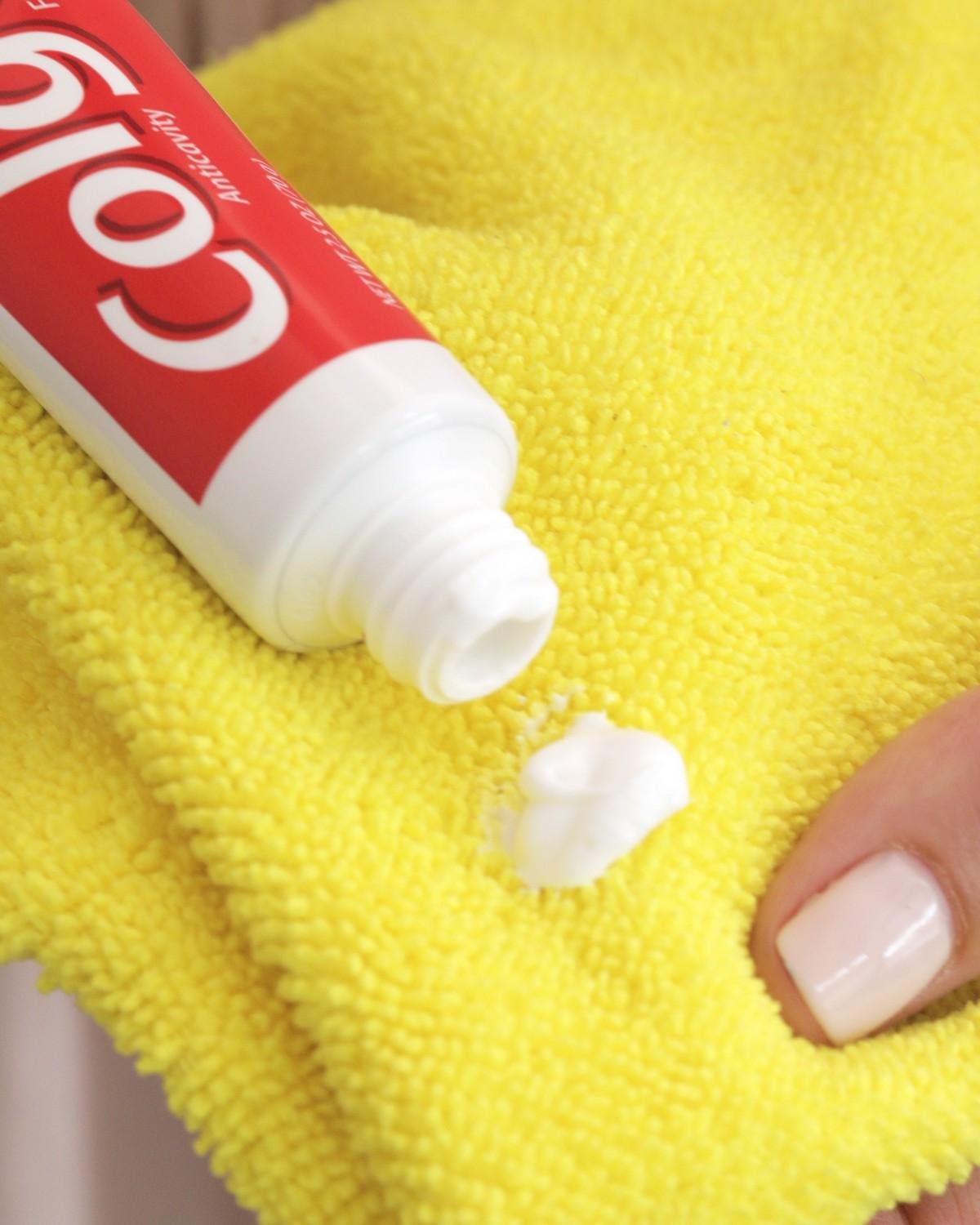 car-glass-scratch-repair-toothpaste