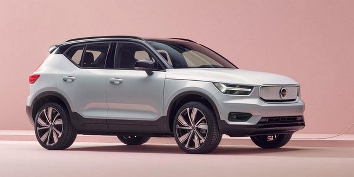 Front side angle view of the Volvo XC40
