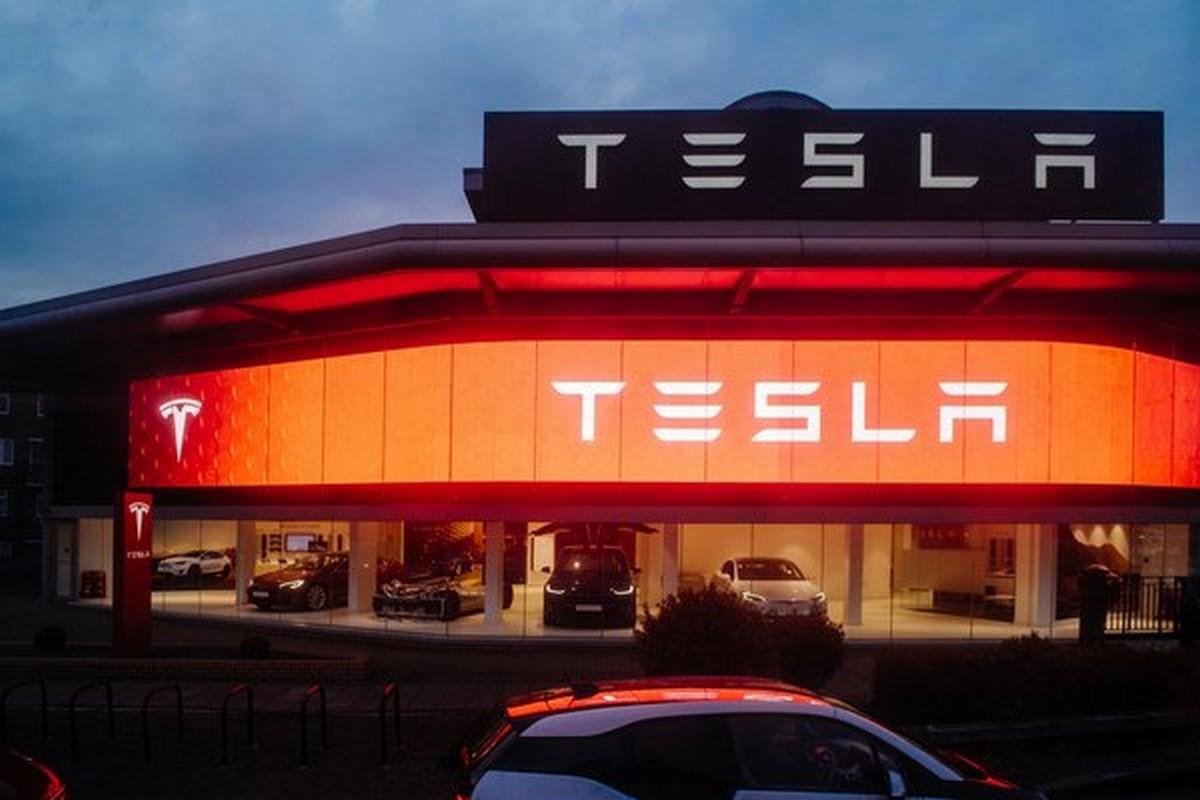 Front shot of Tesla dealership