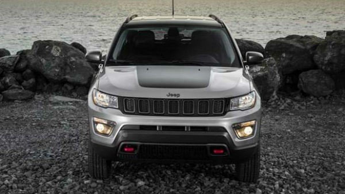 Jeep Compass Trailhawk front look grey color