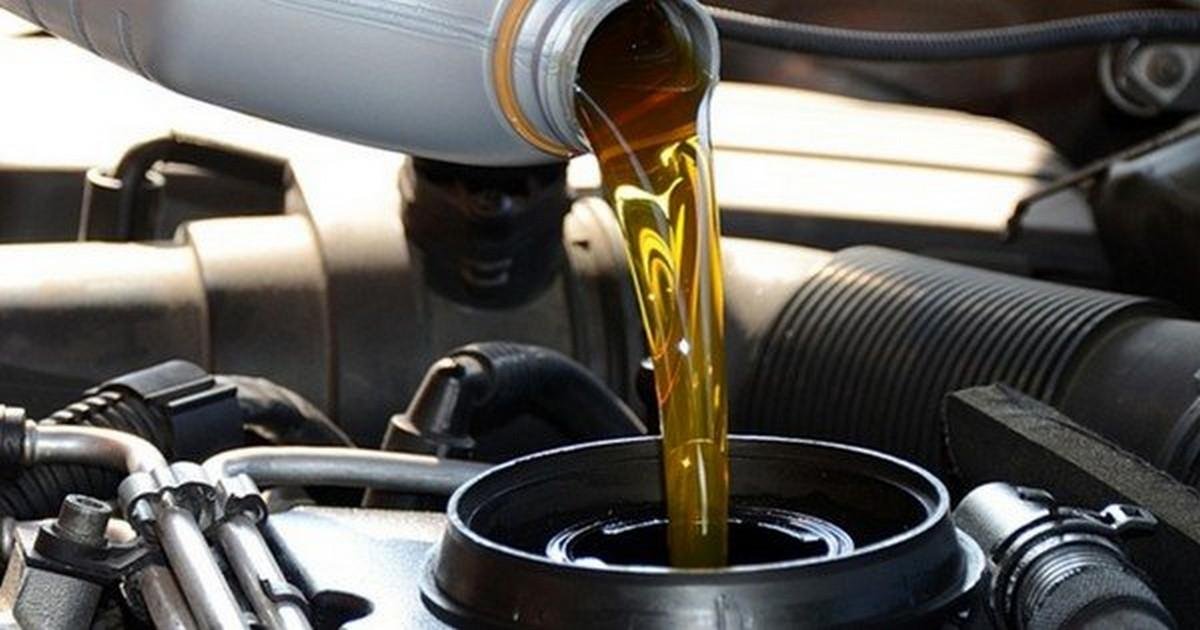 fill the oil tube of a car