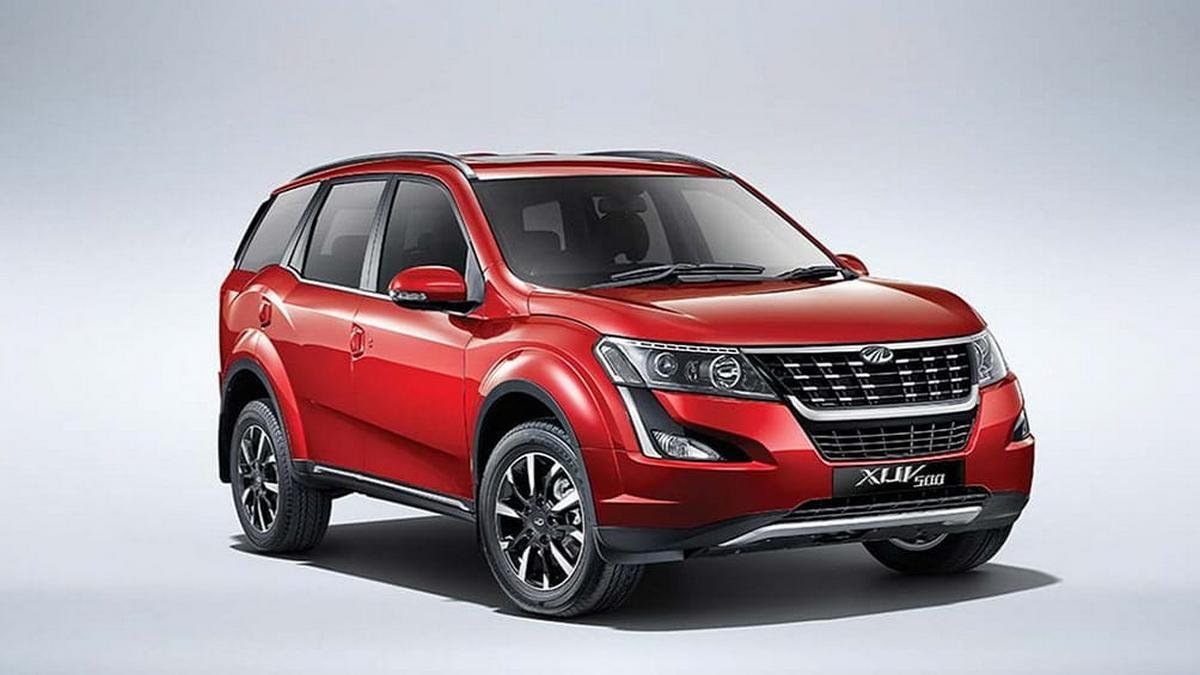 7-seater SUV cars in India 2021 Mahindra XUV500 front three quarters