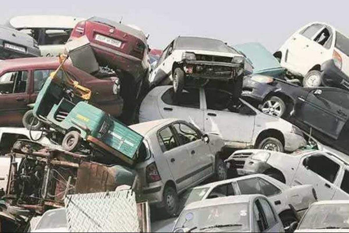 Front-and-rear-look-of-scrapped-cars