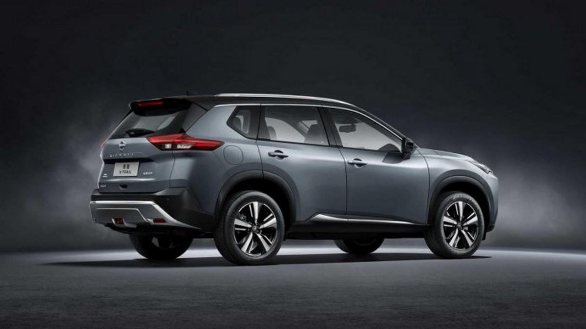 Rear-side-view-of-Nissan-X-Trail