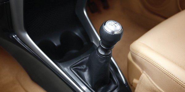 Toyota Yaris 2018 interior gearstick