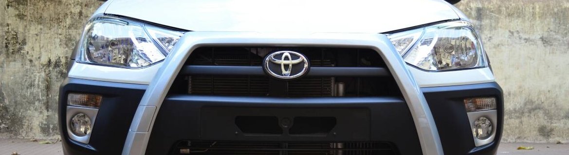 Toyota Etios Cross white front