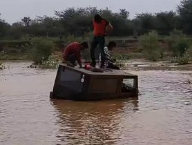 Mahindra Thar Struggles In A Pond While A Vintage Jeep Easily Finds Its Way Out Of It