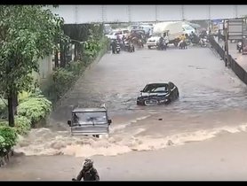 Jaguar Stuck In Floods While A Bolero Races Past It [VIDEO]