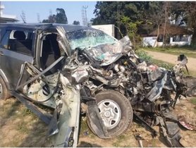 Tata Hexa Hit By Bus, Saves Passengers' Lives