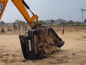 JCB 3DX Completely Destroys A Maruti 800 [Video]