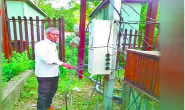 An Electric Lineman Cuts Electricity Of a Police Station After Getting Fined 