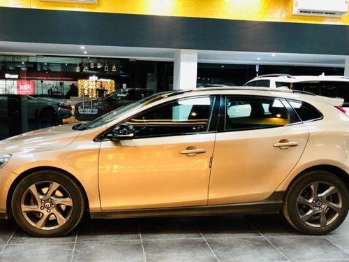 Used Volvo V40 Cross Country car at low price