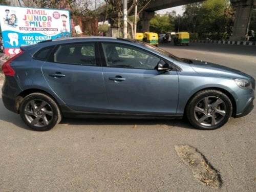 Used 2013 Volvo V40 Diesel MT for sale in New Delhi