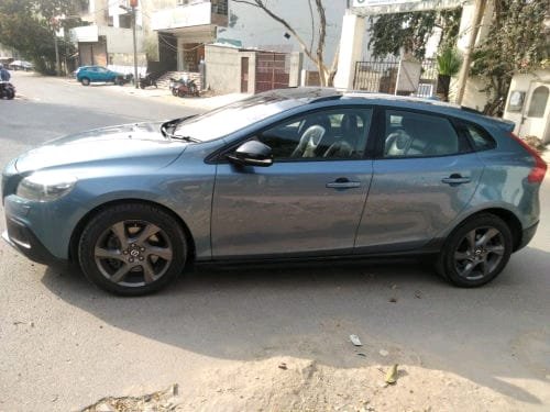 Used 2013 Volvo V40 Diesel MT for sale in New Delhi