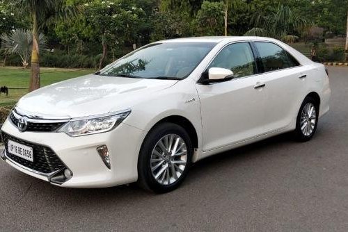 Used Toyota Camry 2.5 Hybrid AT car at low price