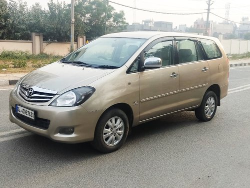 2011 Toyota Innova V Diesel MT in New Delhi