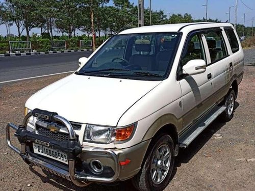 Chevrolet Tavera Neo 3 LT- 9 STR BS-IV, 2015, Diesel MT in Surat 