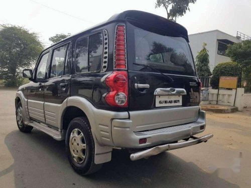 Mahindra Scorpio DX 2.6 Turbo 8 Str, 2006, Diesel MT in Ahmedabad