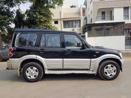 Mahindra Scorpio DX 2.6 Turbo 8 Str, 2006, Diesel MT in Ahmedabad