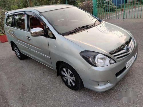 Toyota Innova 2.5 G4 8 STR, 2006, Diesel MT in Hyderabad