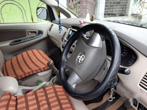 Toyota Innova 2.5 E 8 STR, 2014, Diesel MT in Siliguri