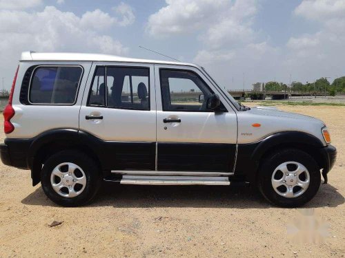 Mahindra Scorpio DX 2.6 Turbo 8 Str, 2006, Diesel MT in Ahmedabad