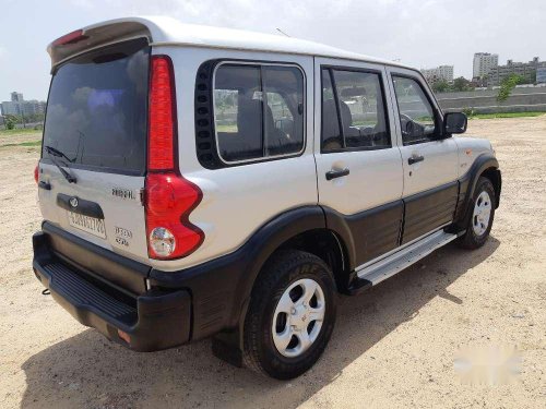 Mahindra Scorpio DX 2.6 Turbo 8 Str, 2006, Diesel MT in Ahmedabad