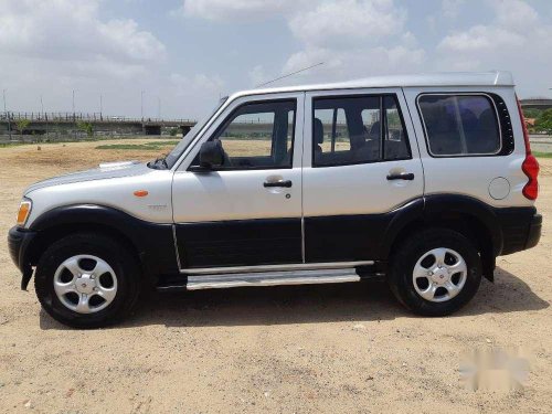 Mahindra Scorpio DX 2.6 Turbo 8 Str, 2006, Diesel MT in Ahmedabad