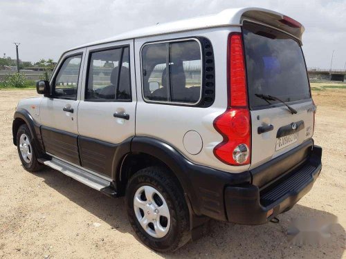 Mahindra Scorpio DX 2.6 Turbo 8 Str, 2006, Diesel MT in Ahmedabad