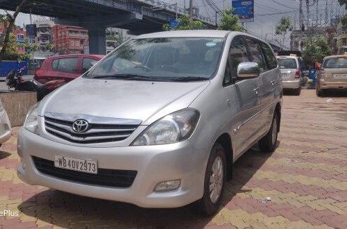 2011 Toyota Innova 2.5 V Diesel 8-seater MT in Kolkata